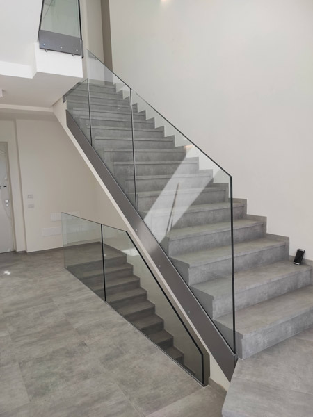 Realizzazione-balaustra-in-cristallo-per-scala-modena